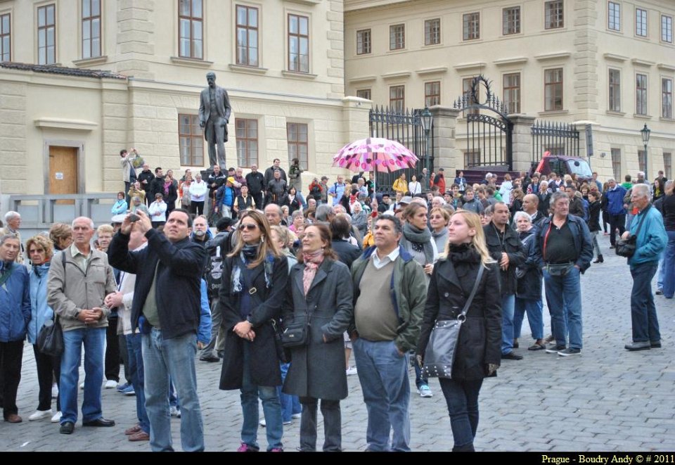 Prague - la releve de la garde du Chateau 034